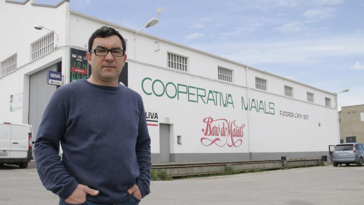El presidente de la cooperativa, Josep Segura, a las puertas de la entidad que cumple cien años.