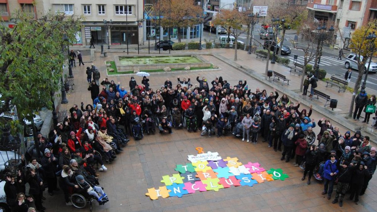 Representación de la comedia ‘Artipunt’ en el Teatre Ateneu de Tàrrega (izquierda) y acto reivindicativo en Mollerussa. 