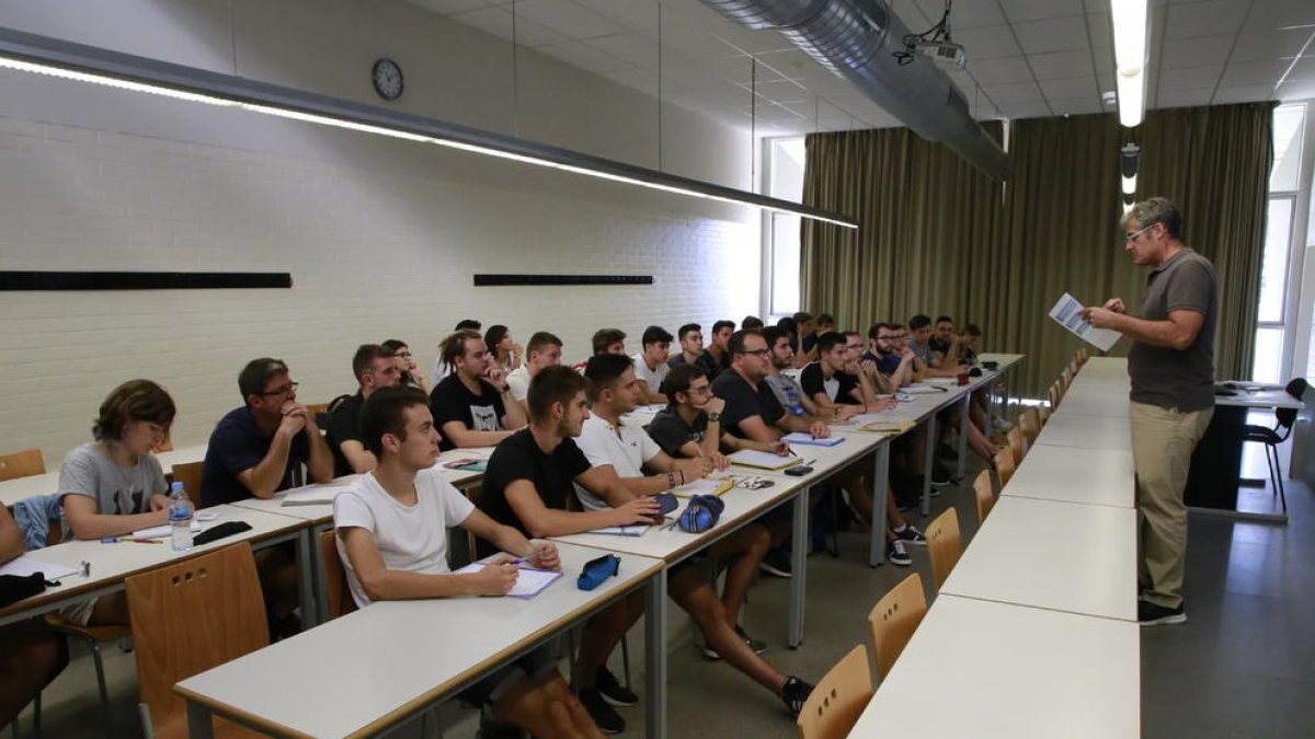 El curso cero de física para alumnos de primero de la Escuela Politécnica Superior comenzó ayer.