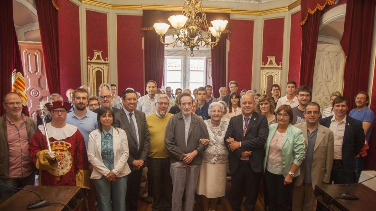 Rosa Fabregat, acompanyada pel seu marit, Josep M. Prim, i l’alcalde, ahir a l’ajuntament de Cervera.