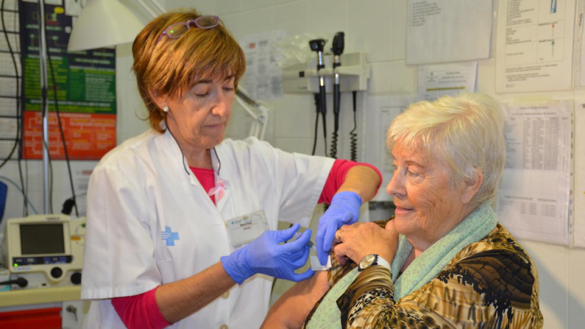 Una dona vacunant-se contra la grip.