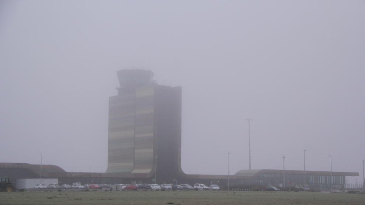 La niebla que obligó a cancelar por tercera jornada consecutiva los vuelos de Neilson el lunes.