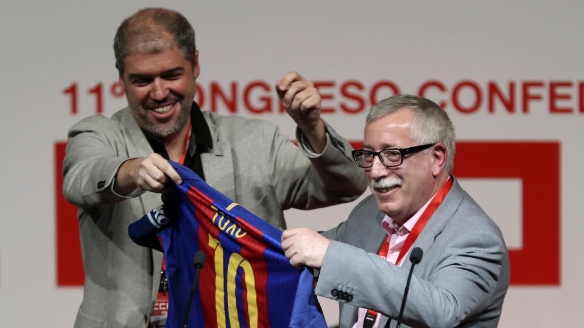 Sordo regaló a Toxo una camiseta del Barça en el congreso.