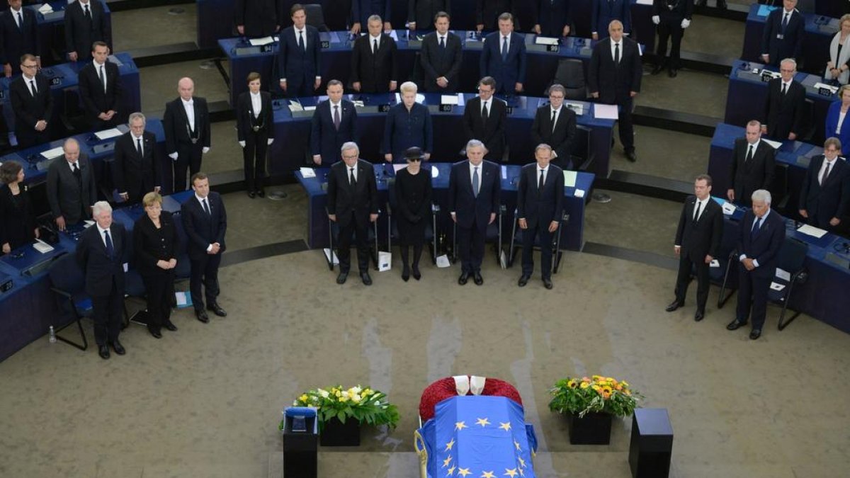 Cerimònia a la seu de l’Eurocambra amb el fèretre de Kohl cobert per una bandera europea.