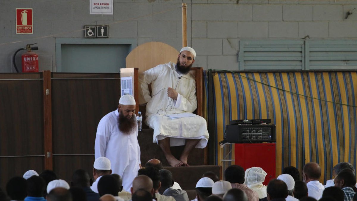 El imán Raichid Tisaid durante el rezo del mediodía de ayer en el Palau de Vidre. 