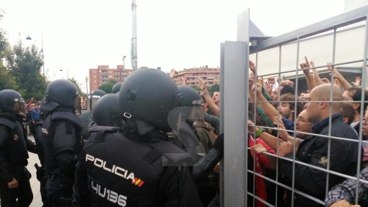 Ciutadans intenten bloquejar el pas dels policies nacionals a l'EOI.