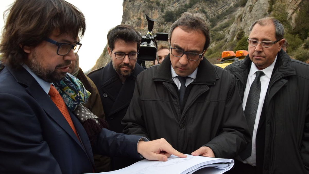 El conseller Rull, davant del projecte del túnel amb el secretari de Mobilitat i l’alcalde de la Seu.