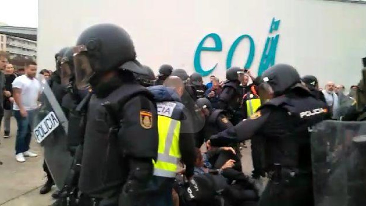 Càrrega policial a l'EOI