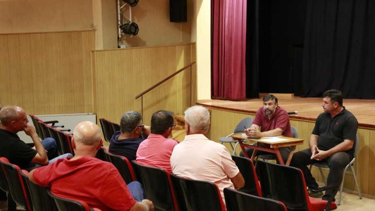 Imatge de l’assemblea d’UP celebrada ahir a la nit a Alcarràs.