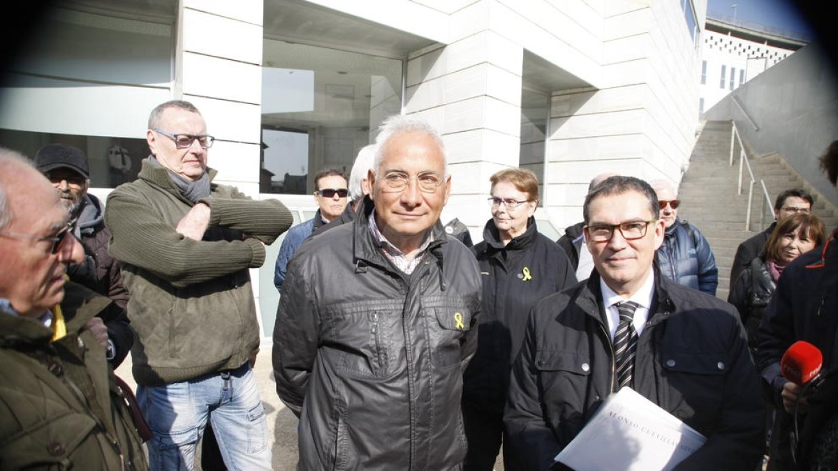 Enric Sirvent, acompañado por su abogado, este miércoles antes de entrar en el juzgado de Lleida.