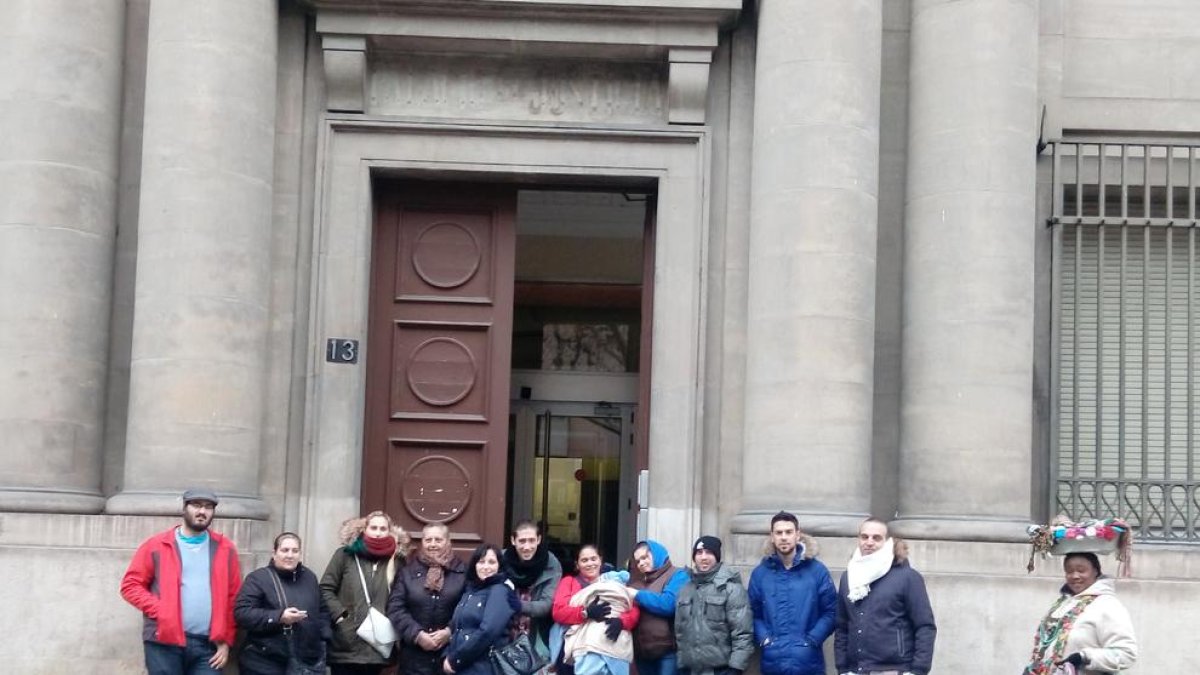 Miembros de Mariola en Moviment, frente a servicios sociales.