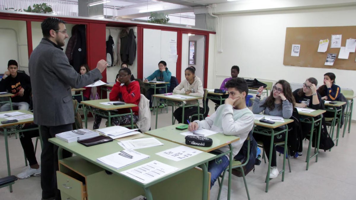 Alumnes de l'institut Josep Lladonosa de Lleida realitzen les proves d'avaluació de quart d'ESO.