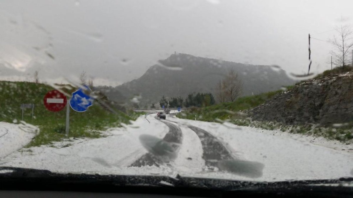 Una carretera cubierta de una gruesa capa de granizo ayer en las cercanías de Vic.