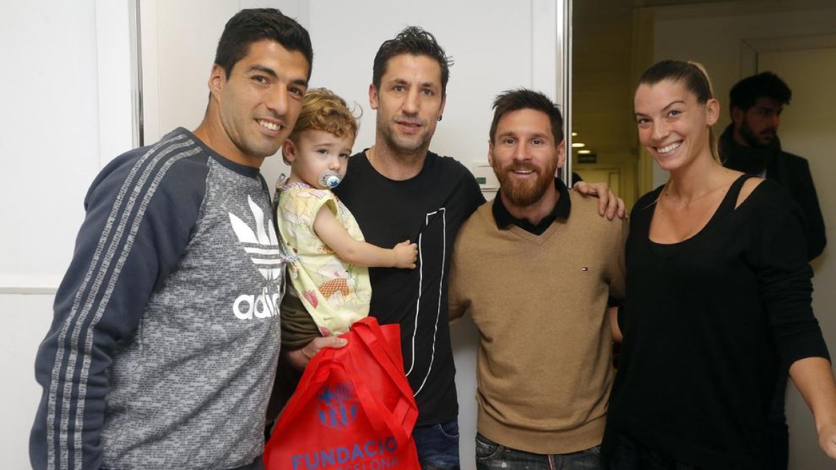 Suárez i Messi van coincidir amb el lleidatà Joan Capdevila, que té el fill petit ingressat.