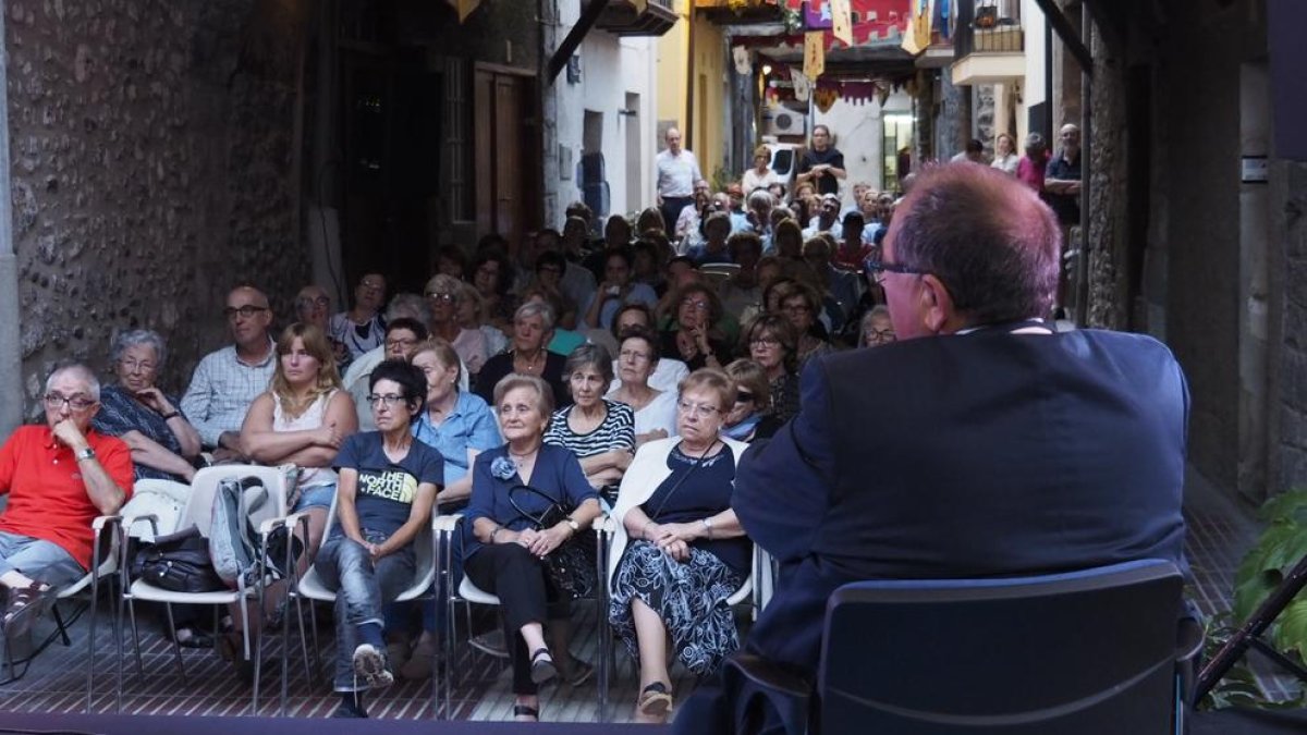 Público en la calle del Sol de Organyà, ayer en la presentación del libro ‘La maternitat d’Elna’.