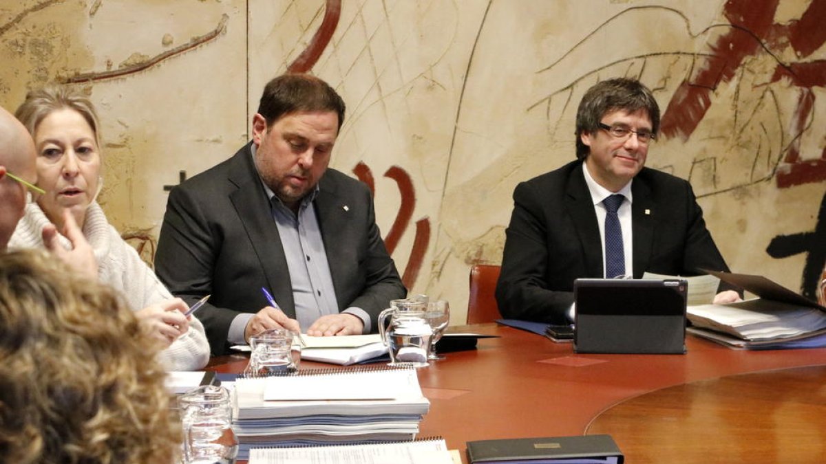Munté, Junqueras y Puigdemont, ayer durante la primera reunión del Govern este 2017.