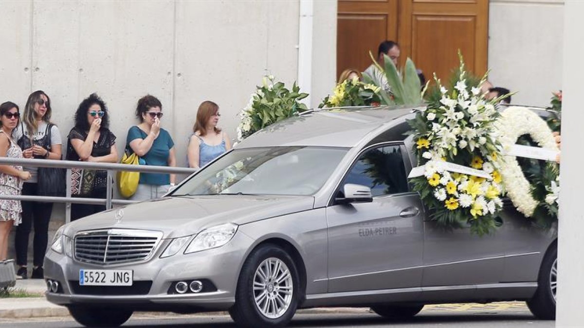 El coche fúnebre con el cuerpo del niño fallecido sale del tanatorio de la ciudad hacia el cementerio.