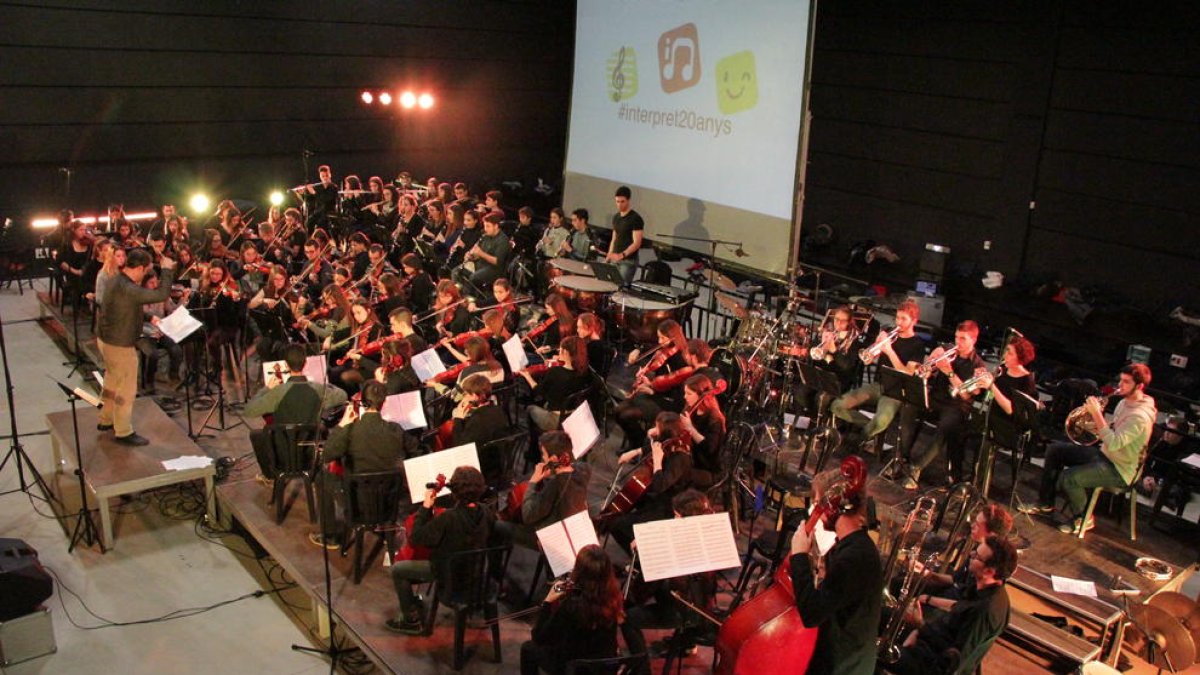 L’orquestra simfònica de L’Intèrpret, dirigida per Alfons Pérez, ahir al plató principal del Magical.