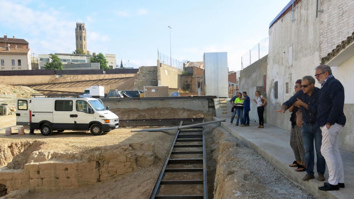 Larrosa va visitar les obres d’instal·lació de les passarel·les.