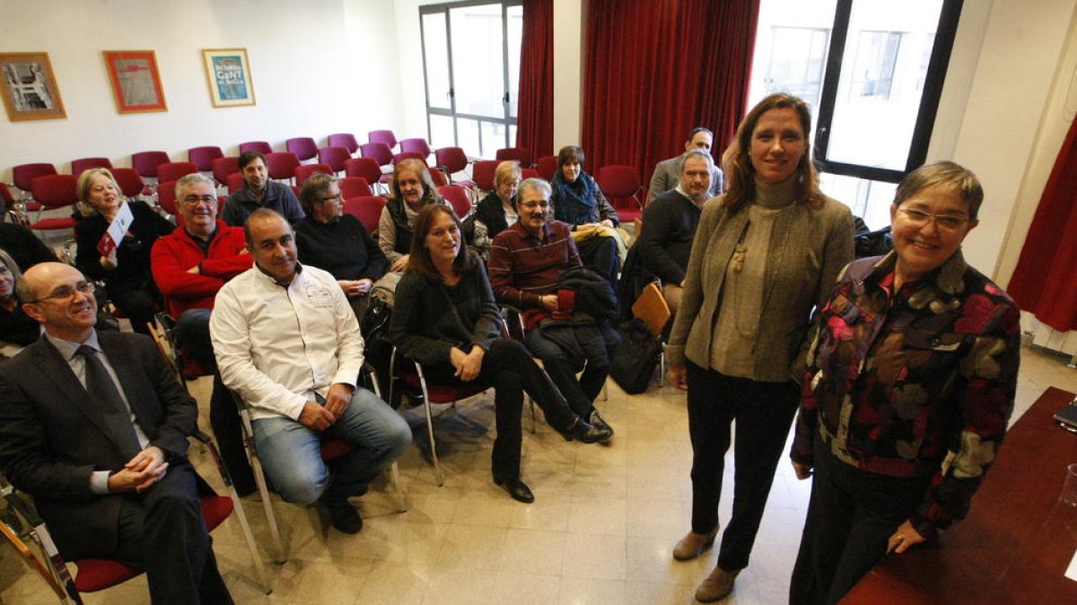 La directora general de Comerç i la presidenta de la Fecom, abans d’iniciar l’acte, ahir a la UdL.