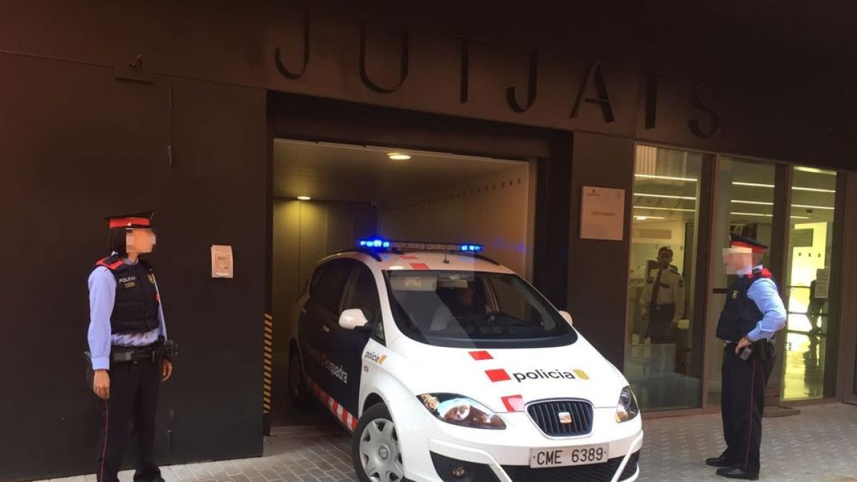Un vehicle dels Mossos d'Esquadra ha portat el parricida de Bellvís aquest dilluns als jutjats de Balaguer