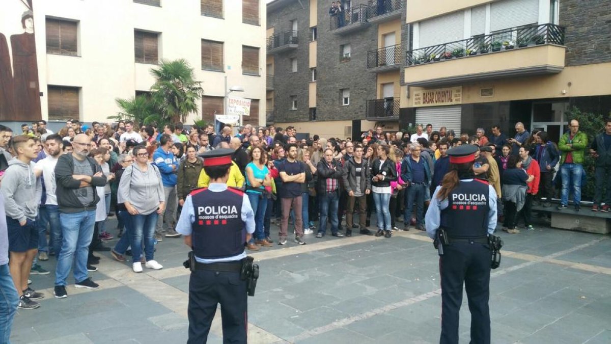 Vecinos de La Seu d’Urgell ante el punto de votación La Cuina, antes de iniciar la jornada. 