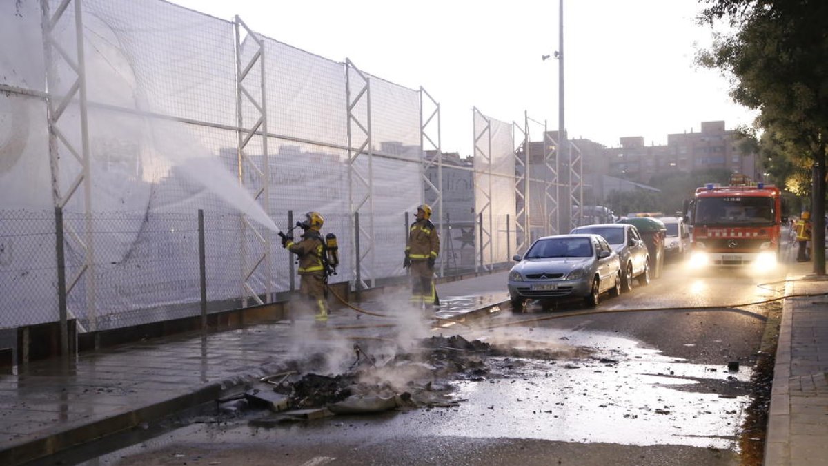 Cremen contenidors al costat del camp de l’Atlètic Segre a Cappont