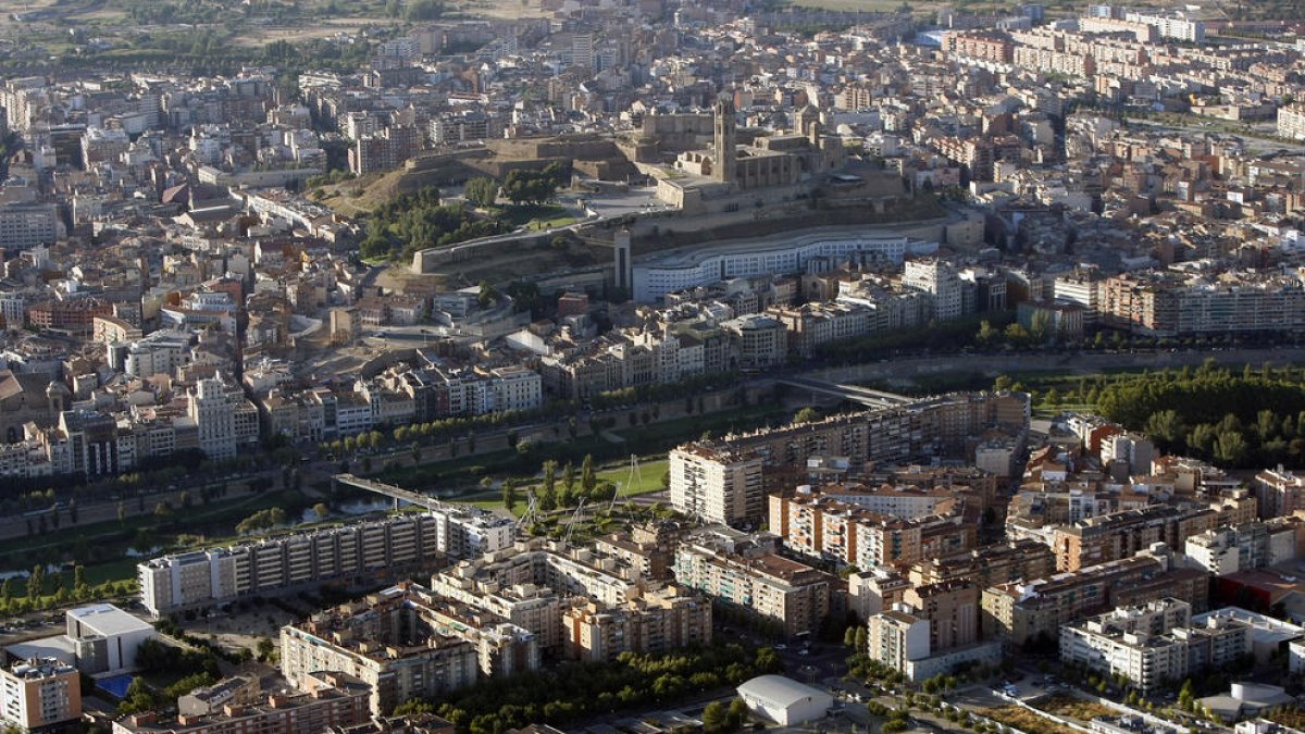 Vista aérea de parte de la ciudad de Lleida, con la Seu Vella al fondo.