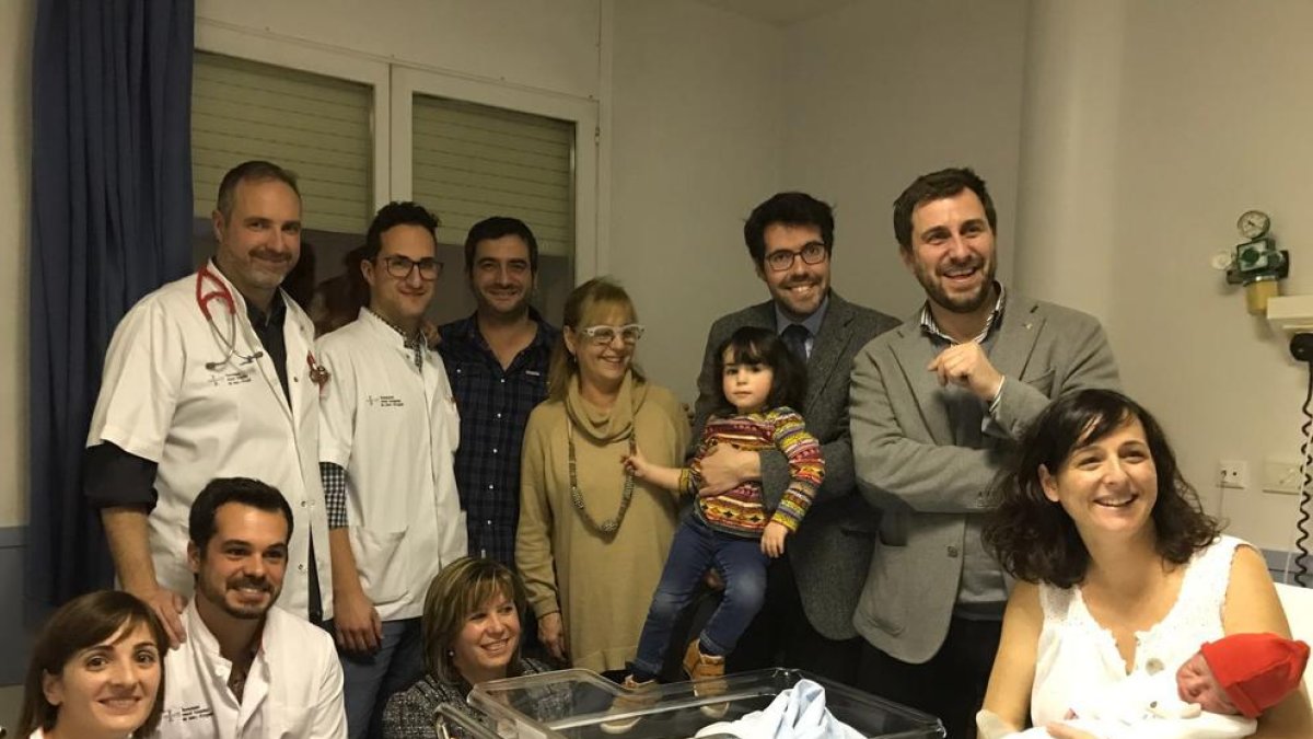 Comín va visitar la família del primer nadó de l’any a l’Alt Urgell, nascut precisament ahir.