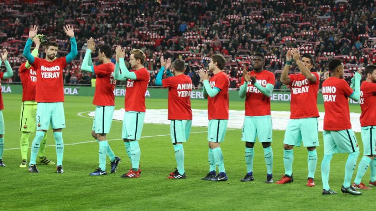 Los jugadores del Barça salieron con una camiseta de apoyo al jugador del Athletic Yeray Álvarez.