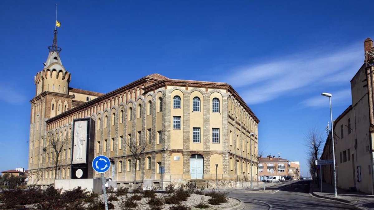 L’edifici del Sindicat de Cervera, obra de Cèsar Martinell.