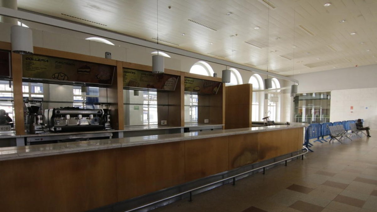 La cafeteria de l’estació, ahir deserta i amb tanques, ja que no hi ha personal que l’atengui.