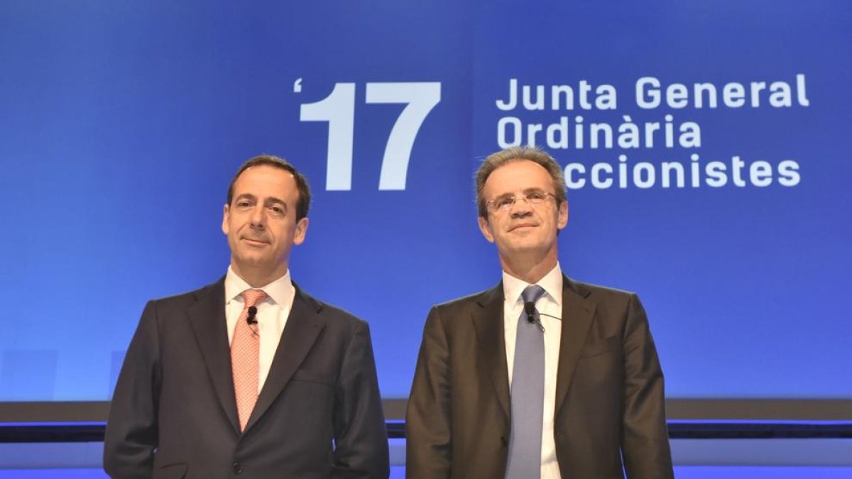 Jordi Gual i Gonzalo Gortázar durant la junta d'acciones de CaixaBank