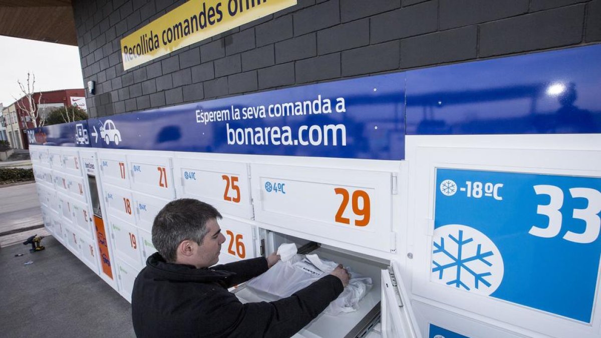 Un cliente recoge su pedido efectuado ‘online’ en uno de los boxes de BonÀrea.