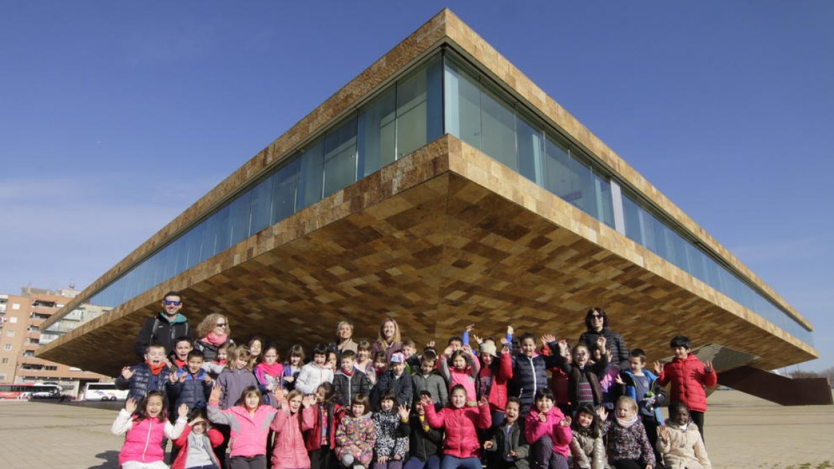 Alumnes de l’Escola Miquel Baró de Seròs, ahir a la Llotja abans d’una projecció d’Animac.