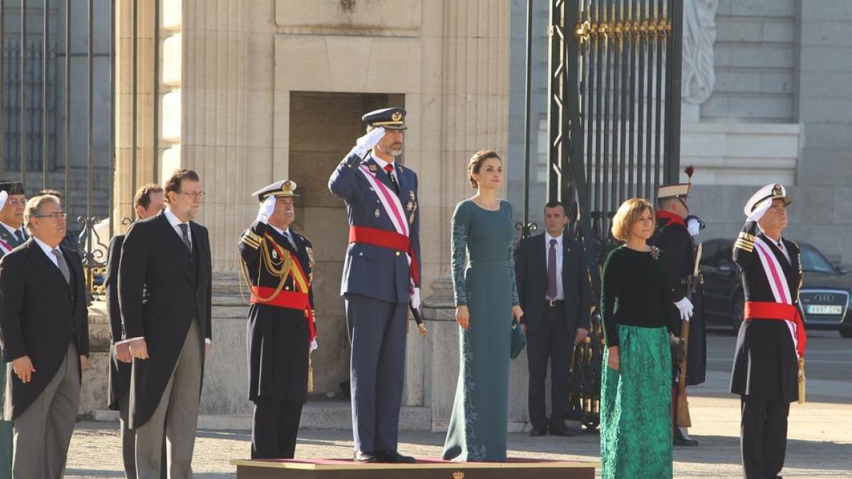 Els reis, al costat de Rajoy, Cospedal i Zoido, ahir en l’acte de la Pasqua Militar al Palau Reial.