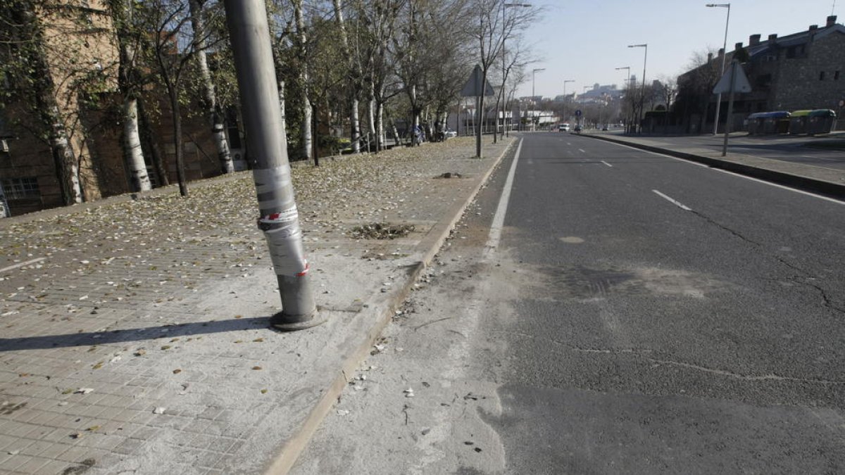 Estado en el que quedó la farola de Rovira Roure. 