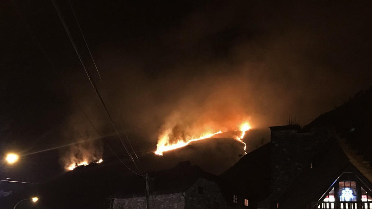 Imagen del incendio que se veía el jueves por la noche desde Garòs. 