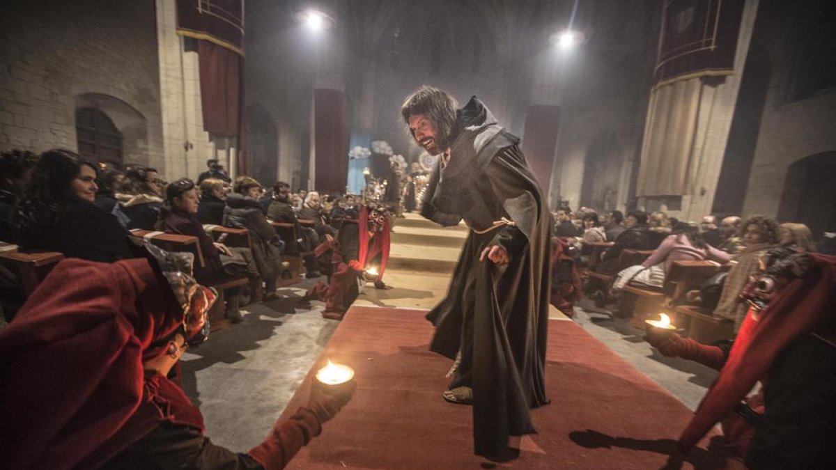 ‘La Passió’ medieval de Cervera, en una imatge de l’any passat a la col·legiata de Santa Maria.