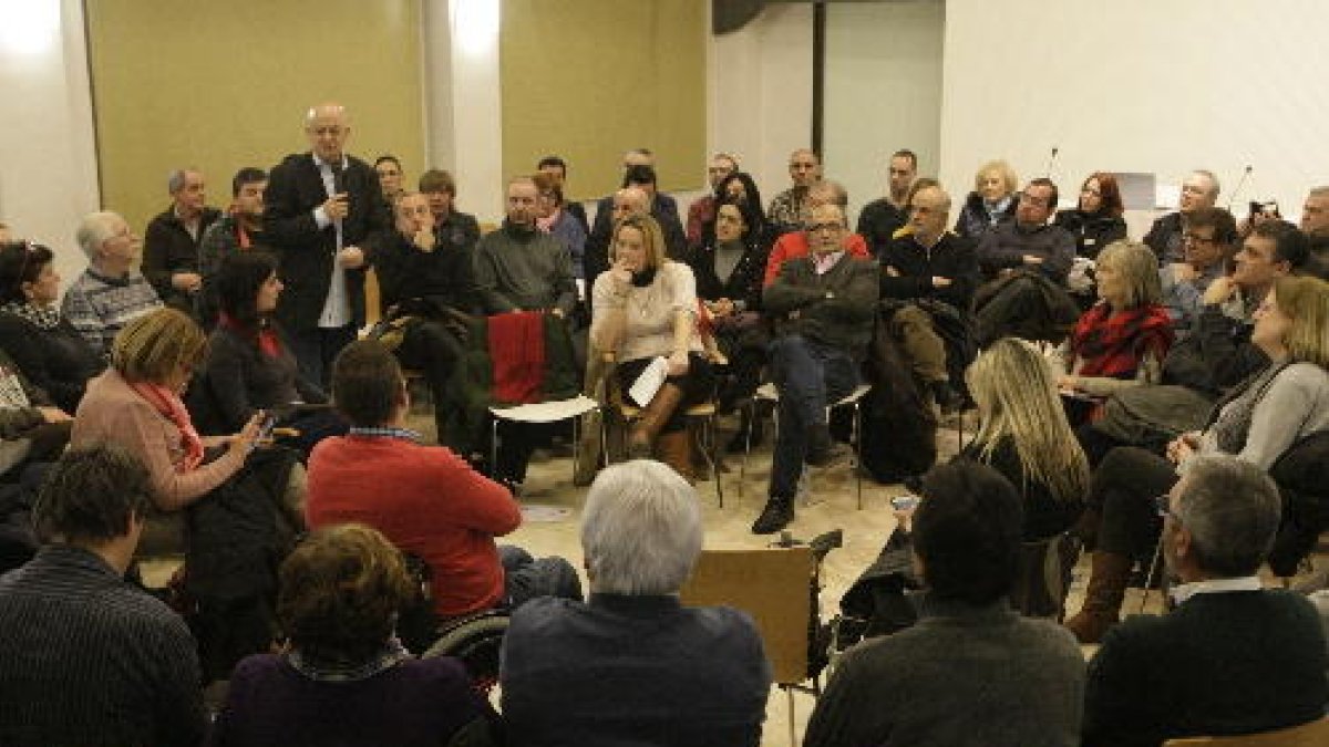 Un centenar de persones van omplir la sala Alfred Perenya per escoltar Elorza i Cantera.