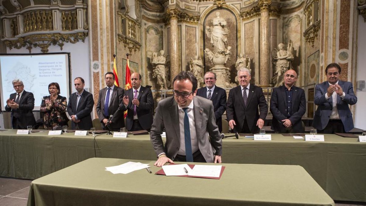 Rull va firmar el conveni per al gran pacte de l’aigua al paranimf de la Universitat de Cervera.