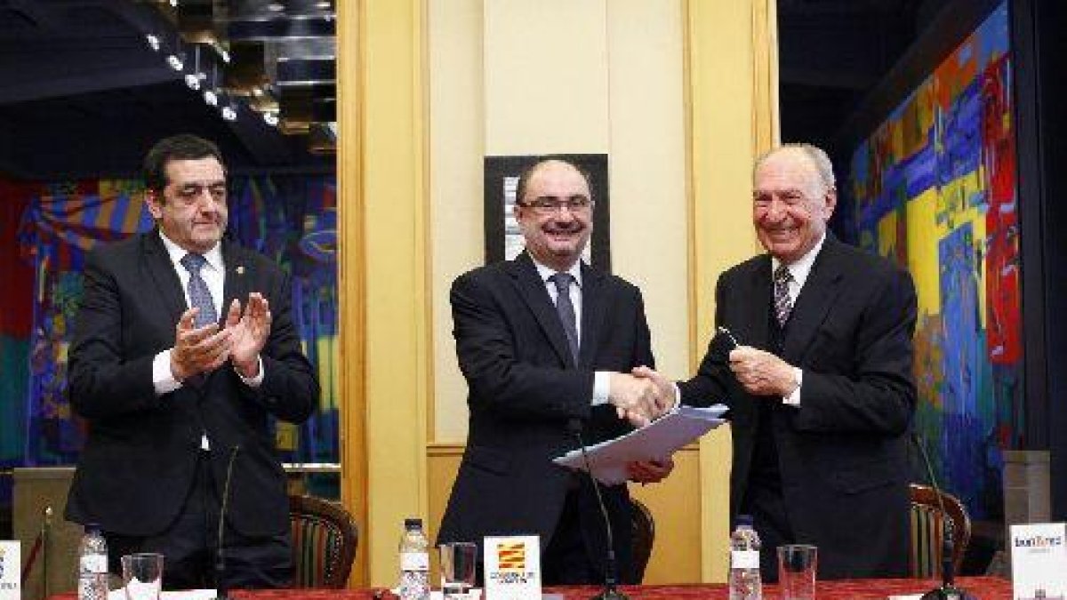 Javier Lambán i Jaume Alsina es donen la mà després de la firma del conveni ahir a Saragossa.