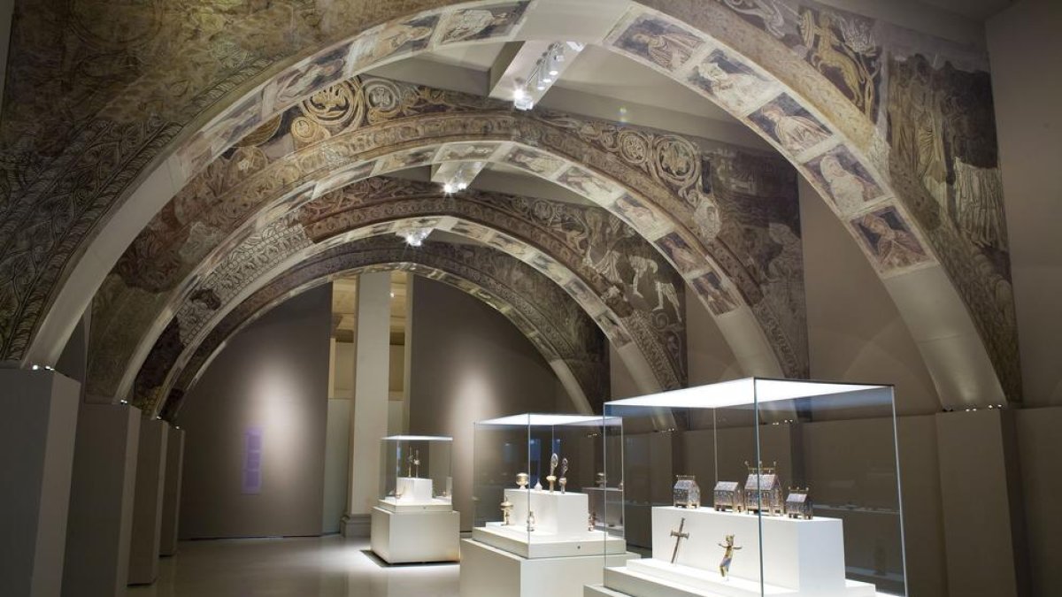 Sala del MNAC en Barcelona donde se exhiben los fragmentos de pinturas murales de Sigena.