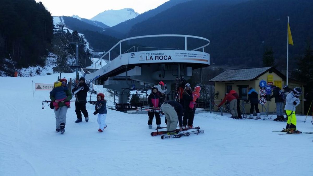 Esquiadores grandes y pequeños disfrutando ayer de las pistas abiertas en la estación de Espot.