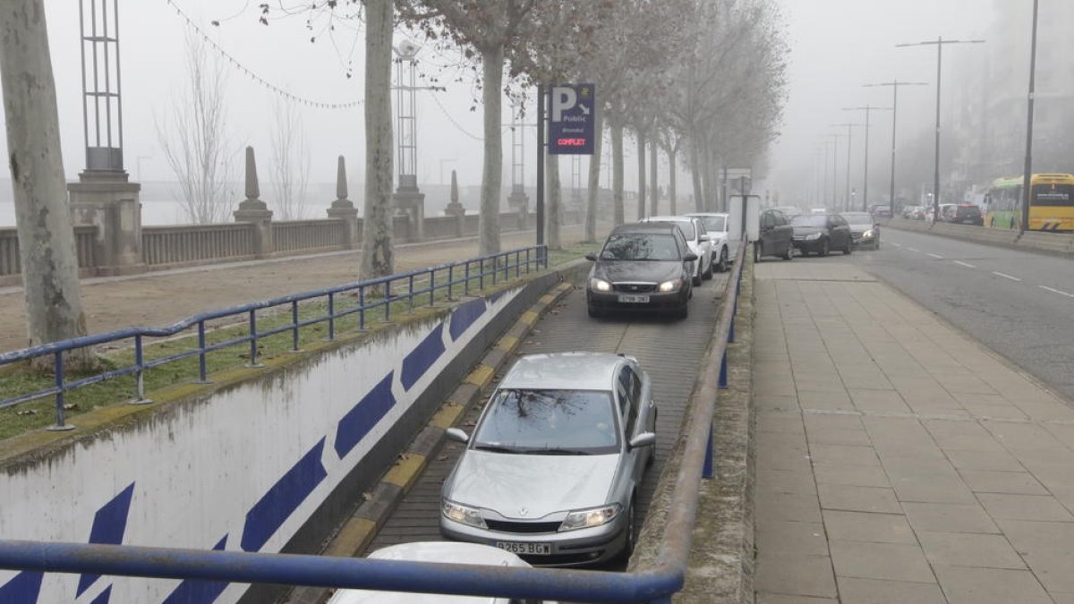 Coches entrando ayer en el parking de Blondel, que por la mañana estaba completo.