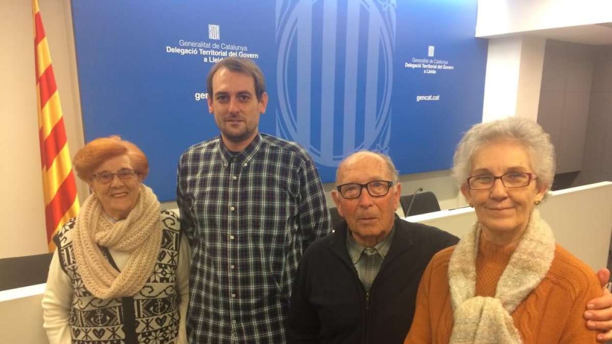 Mª Teresa, ayer, con Ivan (nieto del desaparecido), Estanislao Agulló (yerno) y Brígida Llovera (nuera).
