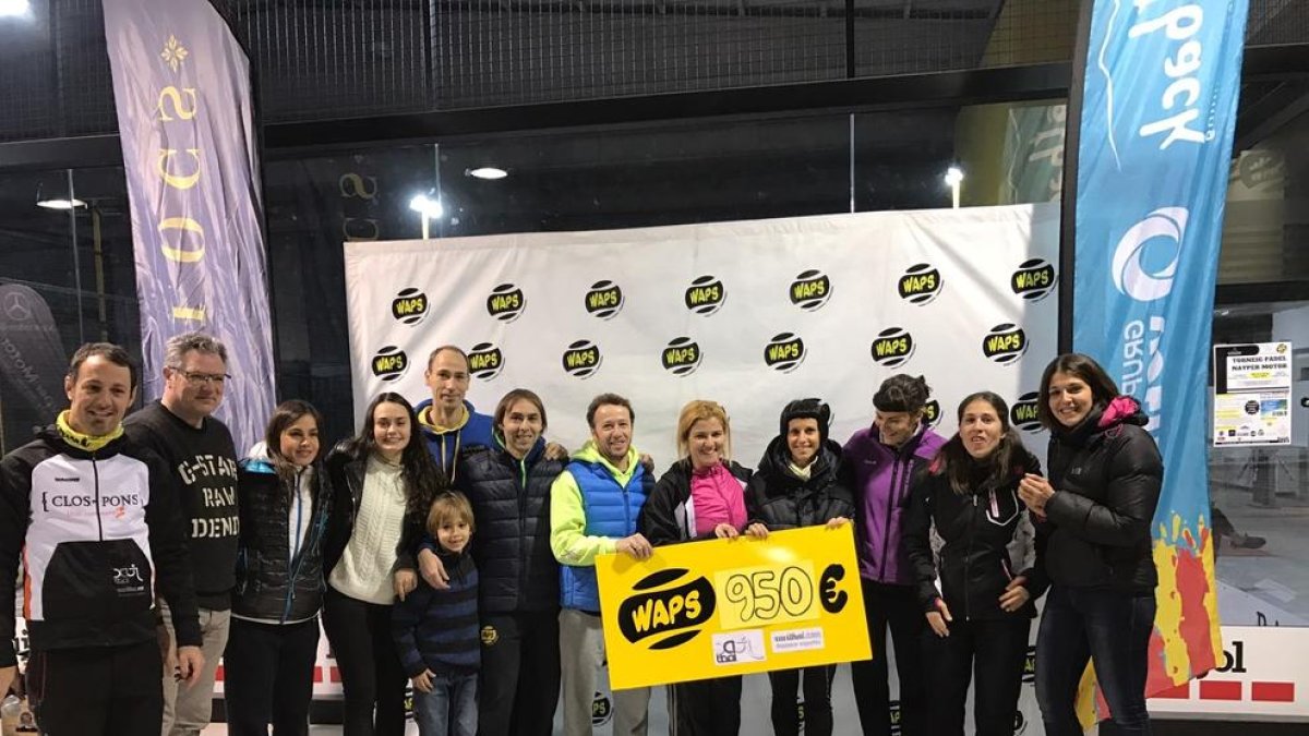 Miembros de la organización con el cheque de 950 euros.