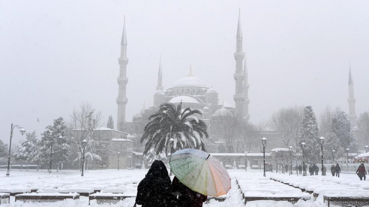 La nevada més gran en set anys ahir a Istanbul, gairebé paralitzada.