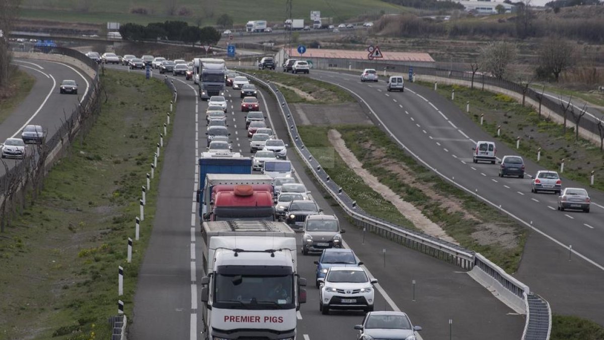 Cues a l'autovia en una imatge d'arxiu.