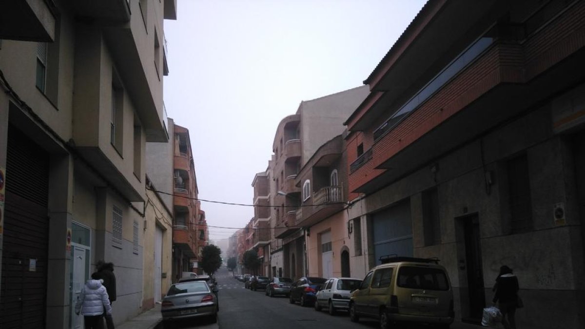 Estat actual de les voreres del carrer Les Roses al barri de la Bordeta.